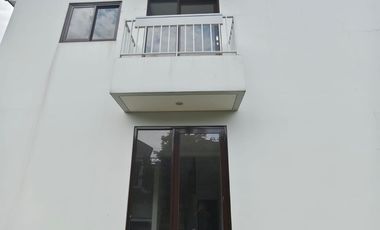 Jual Rumah LUAS lokasi STRATEGIS di Antapani Bandung posisi HOOK