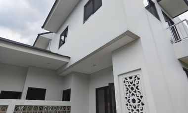 Jual Rumah LUAS lokasi STRATEGIS di Antapani Bandung posisi HOOK