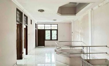 Disewakan/ Dijual Rumah 2 Lantai Murah Tengah Kota Surabaya dekat Tol