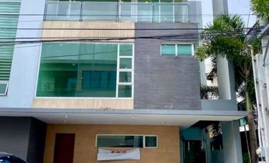 4BR TOWNHOUSE FOR LEASE IN MAHOGANY PLACE 2, ACACIA ESTATE