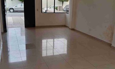 Arriendo de casa en Ciudad Celeste etapa La Brisa de 3 habs + estudio y cuarto de servicio cerca de Plaza Batan.