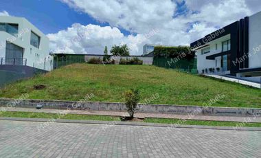 VENTA TERRENO 1010m² BIFAMILIAR  DENTRO DE URBANIZACIÓN DE PRIMERA EN PUEMBO