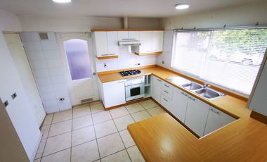 SE ARRIENDA CASA 4 DORMITORIOS 3 BAÑOS BARRIO LAS ENCINAS