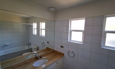 SE ARRIENDA CASA 4 DORMITORIOS 3 BAÑOS BARRIO LAS ENCINAS