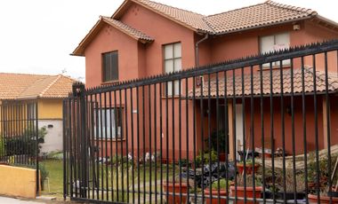 ¡Casa con gran terreno y excelente construcción en Ciudad de Los Valles – Vive con amplitud y estilo!