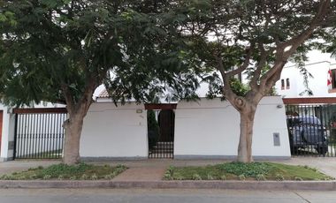 Casa En La Mejor Zona De Higuereta - Surco, Con Espectacular Área Social