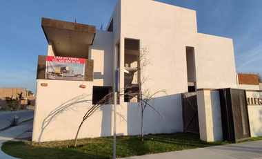 PREVENTA CASA EN ESQUINA COTO VILANOVA RESIDENCIAL