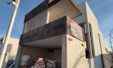 PREVENTA CASA EN ESQUINA COTO VILANOVA RESIDENCIAL