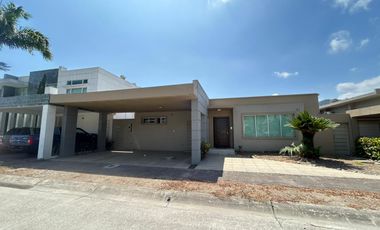 Casa en Alquiler en la Urbanización Portofino, 3 Habitaciones, 4 Baños, Piscina, BBQ, Seguridad, Bodega, Vía a la Costa.