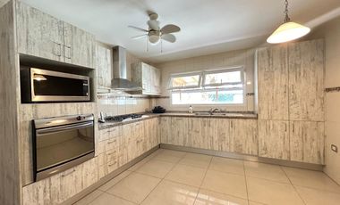 Casa en Alquiler en la Urbanización Portofino, 3 Habitaciones, 4 Baños, Piscina, BBQ, Seguridad, Bodega, Vía a la Costa.