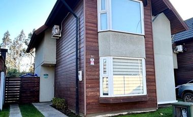 Casa en venta en condominio sector poniente de Temuco – 3 dormitorios, 4 baños