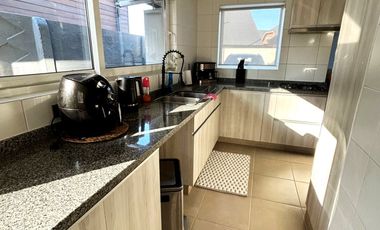 Casa en venta en condominio sector poniente de Temuco – 3 dormitorios, 4 baños
