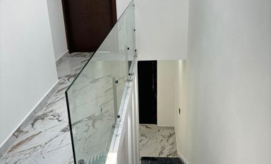 A 5 cuadras de la playa  Cerca de las principales plazas como Américas, Andamar, El Dorado.  📍Colonia El Morro