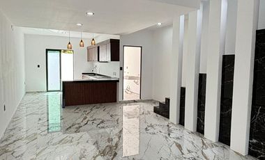 A 5 cuadras de la playa  Cerca de las principales plazas como Américas, Andamar, El Dorado.  📍Colonia El Morro