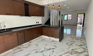 A 5 cuadras de la playa  Cerca de las principales plazas como Américas, Andamar, El Dorado.  📍Colonia El Morro