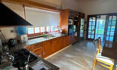 VENTA HERMOSA CASA DE CATEGORÍA, DISEÑO Y CALIDAD SUPERIOR EN SANTO TOMÉ