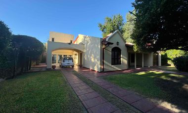 VENTA HERMOSA CASA DE CATEGORÍA, DISEÑO Y CALIDAD SUPERIOR EN SANTO TOMÉ