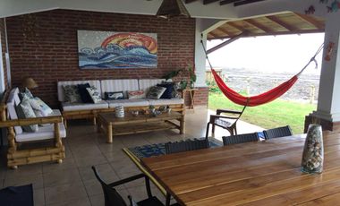 Casa de venta frente al mar en La Entrada