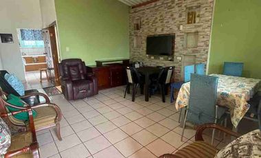 Vendo casa de cuatro dormitorios