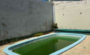 OPORTUNIDAD CASA CÉNTRICA CON PILETA, QUINCHO Y COCHERA EN SANTO TOMÉ