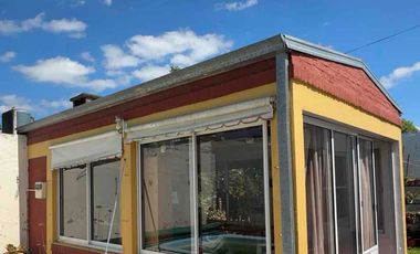 OPORTUNIDAD CASA CÉNTRICA CON PILETA, QUINCHO Y COCHERA EN SANTO TOMÉ