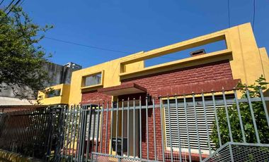 OPORTUNIDAD CASA CÉNTRICA CON PILETA, QUINCHO Y COCHERA EN SANTO TOMÉ