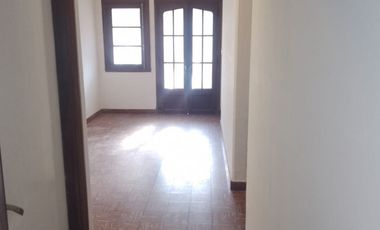 VENTA CASA ESTILO ANTIGUA 3 AMB. COCHERA, GRAN PARQUE GARAY AL 4500
