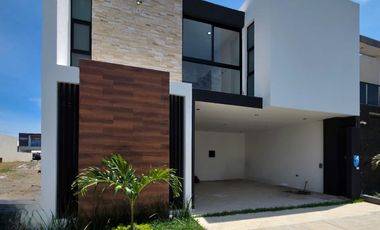 CASA CON RECAMARA EN PB $3'920,000.00  🌎Zona Residencial lomas de la rioja