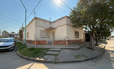 VENTA CASA EN ESQUINA SOBRE GRAN TERRENO EN SANTO TOMÉ A METROS DE SARMIENTO