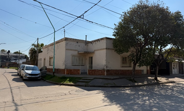 VENTA CASA EN ESQUINA SOBRE GRAN TERRENO EN SANTO TOMÉ A METROS DE SARMIENTO