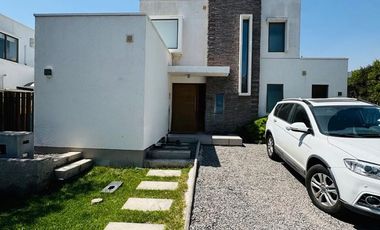 VENTA CASA CHAMISERO, CERCANA A COLEGIO ALIANZA FRANCESA Y AUTOPISTA NOR ORIENTE