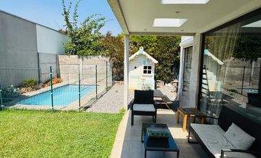 VENTA CASA CHAMISERO, CERCANA A COLEGIO ALIANZA FRANCESA Y AUTOPISTA NOR ORIENTE