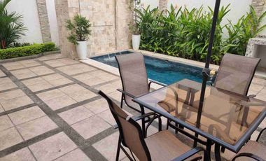 VENTA CASA moderna con piscina
