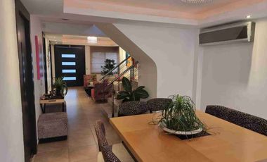 VENTA CASA moderna con piscina