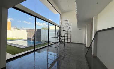 Casa en venta en Rinconada Colonial Apodaca NL con alberca y área de asador.