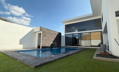 Casa en venta en Rinconada Colonial Apodaca NL con alberca y área de asador.