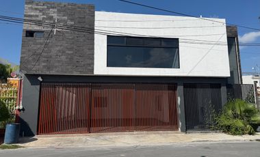 Casa en venta en Rinconada Colonial Apodaca NL con alberca y área de asador.