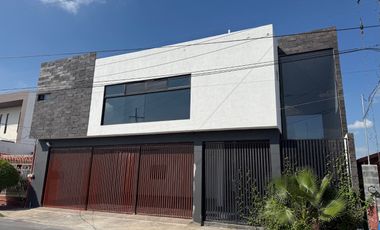 Casa en venta en Rinconada Colonial Apodaca NL con alberca y área de asador.