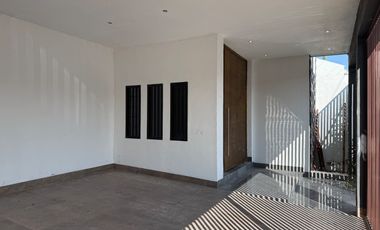 Casa en venta en Rinconada Colonial Apodaca NL con alberca y área de asador.