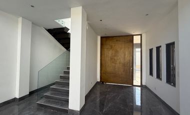 Casa en venta en Rinconada Colonial Apodaca NL con alberca y área de asador.