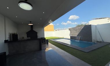 Casa en venta en Rinconada Colonial Apodaca NL con alberca y área de asador.