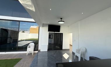 Casa en venta en Rinconada Colonial Apodaca NL con alberca y área de asador.