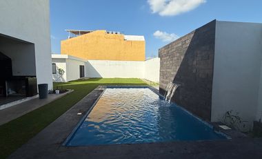 Casa en venta en Rinconada Colonial Apodaca NL con alberca y área de asador.