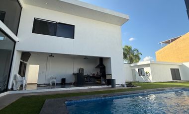 Casa en venta en Rinconada Colonial Apodaca NL con alberca y área de asador.