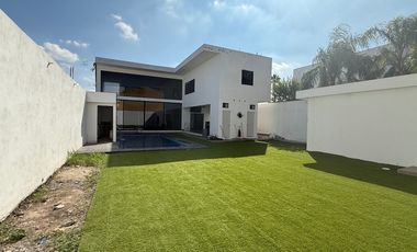 Casa en venta en Rinconada Colonial Apodaca NL con alberca y área de asador.