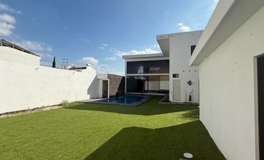 Casa en venta en Rinconada Colonial Apodaca NL con alberca y área de asador.