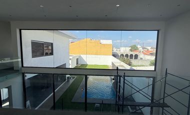 Casa en venta en Rinconada Colonial Apodaca NL con alberca y área de asador.