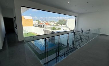 Casa en venta en Rinconada Colonial Apodaca NL con alberca y área de asador.