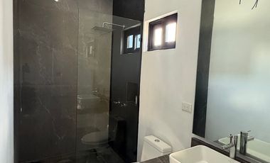 Casa en venta en Rinconada Colonial Apodaca NL con alberca y área de asador.