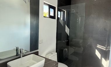 Casa en venta en Rinconada Colonial Apodaca NL con alberca y área de asador.